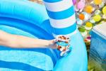 Μπορείτε να πάρετε μια φουσκωτή πισίνα προσωπικού μεγέθους από το μπλε λαγουδάκι για να δροσιστείτε αυτό το καλοκαίρι