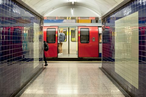 ένα τραίνο μετρό που στέκεται στο σταθμό με την πόρτα ανοιχτή, Λονδίνο, Ηνωμένο Βασίλειο