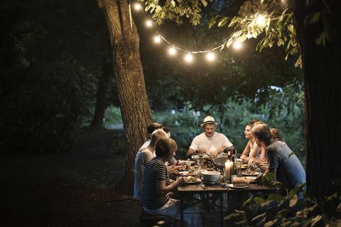 Φωτισμός κήπου πάνω από υπαίθριο δείπνο - φίλους