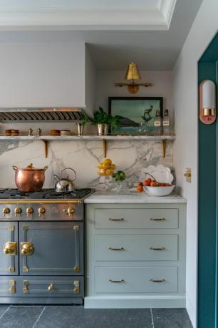 κουζίνα, μπλε και πράσινα ντουλάπια, σκούρα γκρι πλακάκια και μαρμάρινη πλάτη, μαρμάρινο πάγκο, ανακαινισμένο από τον liz caan