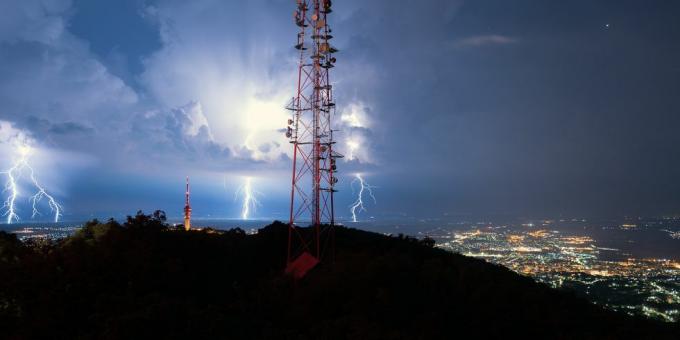 αστραπές πάνω από την πόλη πίσω από τον πύργο μετάδοσης