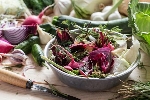 προετοιμασία vegan γεύματος, ακατάστατα απορρίμματα λαχανικών κουζίνας σε αγροτικά μπολ απορρίμματα τροφίμων έτοιμα για κομποστοποίηση
