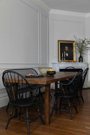 τραπέζι φαγητού, γωνιά πρωινού, ξύλινη τραπέζι αντίκες, μαύρες ξύλινες καρέκλες