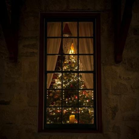 χριστουγεννιάτικο δέντρο στο παράθυρο χριστουγεννιάτικο λυρικό κουίζ