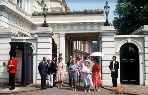 η βασιλική οικογένεια έξω από το σπίτι του Κλάρενς στα 90ά γενέθλια της βασίλισσας μητέρας