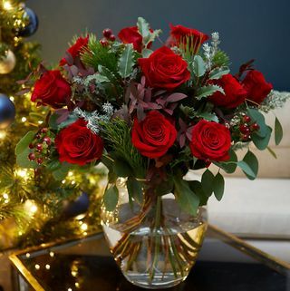 Red Velvet Rose Bouquet (Παράδοση από 1η Δεκεμβρίου 2021)
