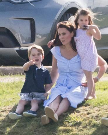 Prince George και Princess Charlotte Παίξτε με την Kate Middleton