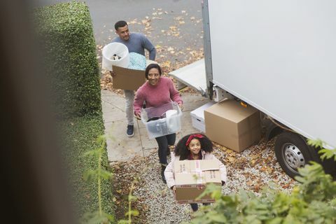 Η οικογένεια μετακομίζει σε νέο σπίτι, μεταφέροντας κιβώτια από κινούμενο φορτηγό