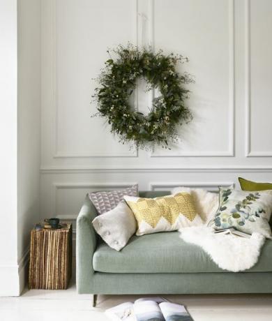 χειμερινός θαυμαστός ανοιχτό πράσινος καναπές και ένα χριστουγεννιάτικο στεφάνι που κρέμεται πάνω από τη φυσική ομορφιά κατά παραγγελία υπερμεγέθη στεφάνι, £ 250, zita elzesofa in brera moda θυμάρι και lambusa βρύα, από 2.395, μαξιλάρια σχεδιαστών μακρόστενα σε πλατίνα μαρλ, m 75 εκατ., συντεχνία σχεδιαστών με καλυμμένα κουμπιά σε κρύσταλλο lunama, 90 εκατ., ύφασμα christopher farr τετράγωνο στο larochezinc, 87 εκατομμύρια λίρες, συντεχνία σχεδιαστών με δερμάτινες σωληνώσεις σε ασήμι, 36 εκατομμύρια λίρες, samuel son geotile in chartreuse, £ 110, niki jones adachi celadon, 85 £, designersguild χαλί από δέρμα προβάτου, £ 80, cox cox twig κάθετη πλάγια στήλη, 875,, τσίμπημα atro city small cup, 46 £ συνηθισμένο μικρό πιάτο, 24 £ και τα δύο emma johnsonceramics βιβλίο, δικό του στιλίστα