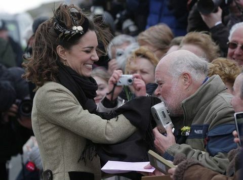 Η Kate Middleton έχει το χέρι της φιληρωμένο από έναν βασιλικό ανεμιστήρα