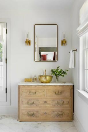 κυρίως μπάνιο, ξύλινο ντουλάπι με λευκό μαρμάρινο πάγκο, χρυσό νεροχύτη με χρυσή βρύση