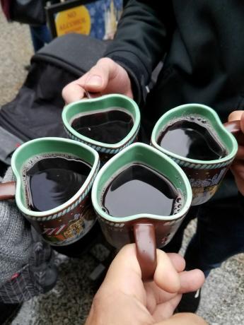 απολαμβάνοντας glühwein στο christkindlmarket chicago