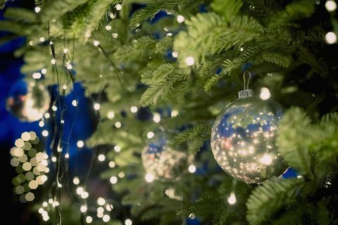 Χριστουγεννιάτικο δέντρο με στολίδια και φώτα νεράιδα