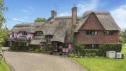Ροζ σπίτι που φιλοξένησε την Elizabeth Taylor προς πώληση στο Hertfordshire