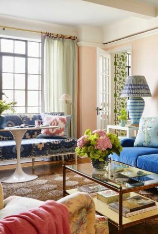 για ένα διαμέρισμα στη Νέα Υόρκη, η mckenna χρησιμοποίησε απαλά, πολύχρωμα σχήματα