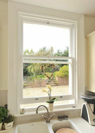 Αποκαταστήστε ένα σπίτι στην παλιά του δόξα με ένα διπλό τζάμι ξύλινο παράθυρο από ξύλο από ανθεκτικό Accoya. Οι τιμές ξεκινούν από £ 1.300, The Window Workshop