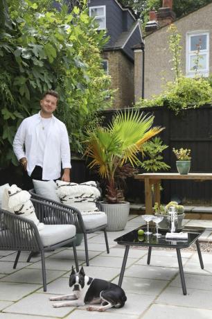 νότιο Λονδίνο βικτοριανό σπίτι έπιπλα κήπου αίθριο σκύλος πίσω αυλή