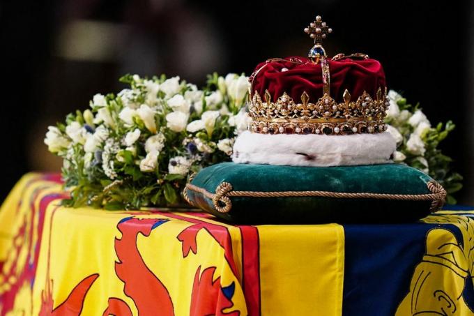 το στέμμα της Σκωτίας κάθεται πάνω από το φέρετρο της βασίλισσας Ελισάβετ ΙΙ μέσα στον καθεδρικό ναό του Αγίου Τζάιλς στο Εδιμβούργο στις 12 Σεπτεμβρίου 2022, κατά τη διάρκεια μιας λειτουργίας Ευχαριστιών για τη ζωή της, οι πενθούντες θα έχουν τη Δευτέρα την πρώτη ευκαιρία να αποτίσουν φόρο τιμής μπροστά στο φέρετρο της βασίλισσας Ελισάβετ II, όπως βρίσκεται σε έναν καθεδρικό ναό του Εδιμβούργου όπου ο βασιλιάς Κάρολος ο Γ' θα προεδρεύει σε μια αγρυπνία φωτογραφία από την Τζέιν Μπάρλοου Πολ AFP φωτογραφία από την Τζέιν Μπάρλοου Πουλάφπ μέσω Getty εικόνες