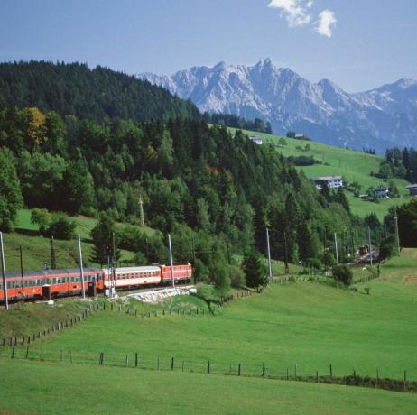 Τρένο που διέρχεται από μια πλαγιά, Ίνσμπρουκ, Αυστρία