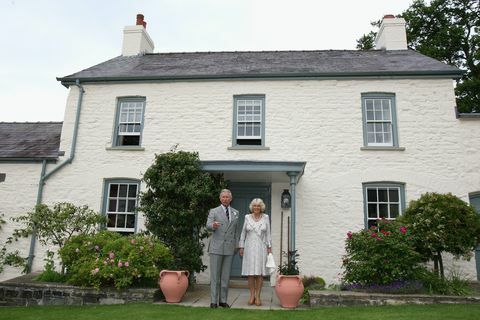 Ο Τσαρλς και η Καμίλα έξω από το ουαλικό σπίτι τους llwynywermod