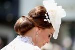 Kate Middleton φοράει λευκή δαντέλα Αλέξανδρος McQueen φόρεμα στο Royal Ascot