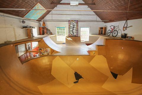 η ανακαινισμένη αίθουσα του χωριού με το δικό της skatepark πωλείται στο Νόρφολκ