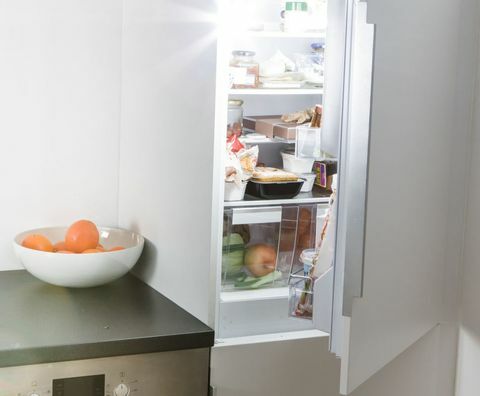 Μοντέρνα κουζίνα, ανοιχτό ψυγείο και φως