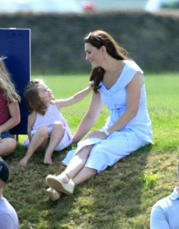 Prince George και Princess Charlotte Παίξτε με την Kate Middleton