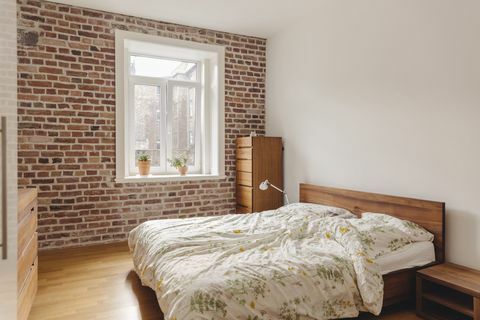 Υπνοδωμάτιο σε μοντέρνο κτίριο με τοίχο από τούβλα