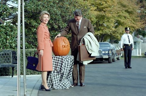 σε αυτή τη φωτογραφία, ο πρόεδρος Ρόναλντ Ρίγκαν θαυμάζει μια κολοκύθα σκαλισμένη με το σύνθημα " μείνετε στην πορεία" ο πρόεδρος Ρίγκαν χρησιμοποίησε το σύνθημα κατά τη διάρκεια του Ενδιάμεσες εκλογές 1982, η πρώτη κυρία Νάνσι Ρίγκαν ποζάρει δίπλα στην κολοκύθα που στέκονται οι δύο έξω από την είσοδο της νότιας στοάς στο λευκό σπίτι
