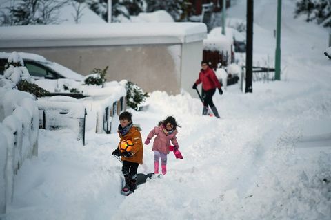 παιδιά χιονοπτρίζουν χιόνι στη Σκωτία