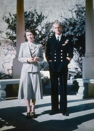 Η πριγκίπισσα Ελισάβετ και ο σύζυγός της πρίγκιπας Φίλιππος, δούκας του Εδιμβούργου κατά τη διάρκεια του μήνα του μέλιτος τους στη Μάλτα, όπου είναι σταθμευμένος με το βασιλικό ναυτικό, φωτογραφία 1947 από το hulton archivegetty images