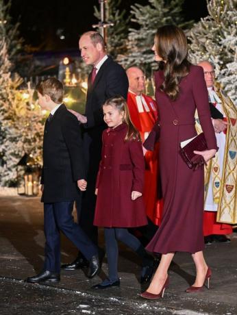 η βρετανική βασιλική οικογένεια παρευρίσκεται στη λειτουργία των κάλαντα «μαζί στα Χριστούγεννα».