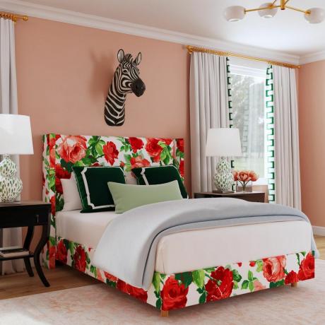 κρεβάτι ντυμένο με τριαντάφυλλα