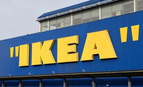 Το κατάστημα IKEA στο Wembley London έχει τοποθετήσει εισαγωγικά γύρω από το εικονικό του σημάδι, για να σηματοδοτήσει την κυκλοφορία του την καλοσχεδιασμένη συλλογή MARKERAD, η οποία έχει γίνει σε συνεργασία με τον σχεδιαστή Virgil Abloh