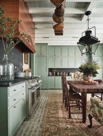 κουζίνα, πράσινα ντουλάπια, χαλί χώρου, ξύλινη τραπεζαρία με ξύλινες καρέκλες, ξύλινος απορροφητήρας, πρασινάδα