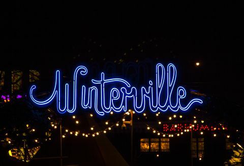 νυχτερινή θέα της σήμανσης εισόδου νέον Winterville, εορταστική χριστουγεννιάτικη έκθεση του Λονδίνου στο Clapham Common, 22/12/2017