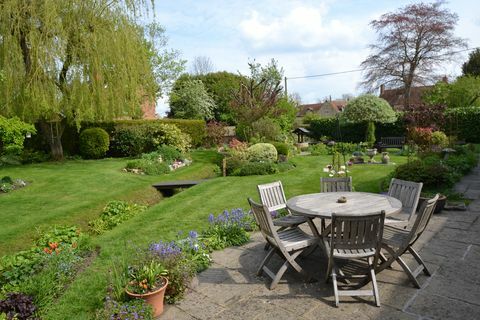 αχυρένια εξοχική κατοικία προς πώληση σε όμορφους κήπους στο oxfordshire