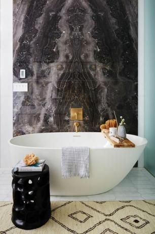 μπάνιο με πέτρινο μαρμάρινο backsplash