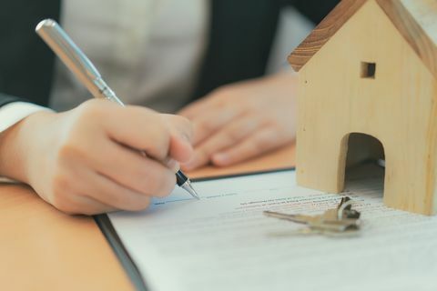 Σύμβαση αγοράς κατοικίας, Επιχειρηματίας υπογραφή σύμβασης αγοράς κατοικίας.