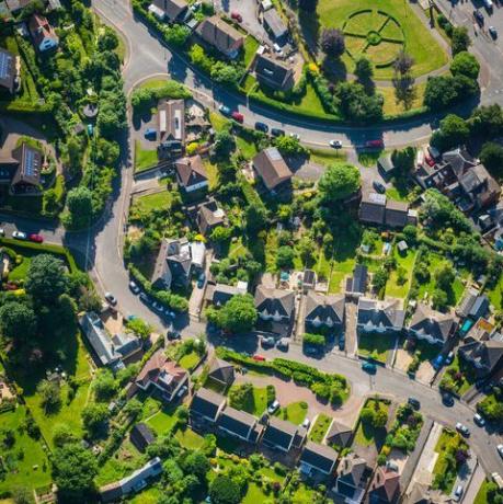 αεροφωτογραφία των θερινών προαστίων οικογενειακών σπιτιών καταπράσινων κήπων