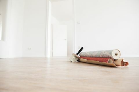 Μετακίνηση σπίτι με ρολά ταπετσαρία σε ξύλινο πάτωμα