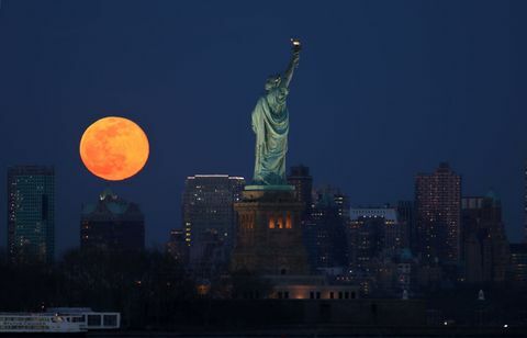 Το Super Worm Moon αυξάνεται στη Νέα Υόρκη