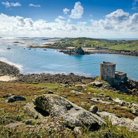 θέα στην ακτογραμμή του Tresco στα νησιά Scilly, τραβηγμένη στις 3 Οκτωβρίου 2013, γνωστό φρούριο του 17ου αιώνα καθώς το κάστρο του Κρόμγουελ είναι ορατό στο πρώτο πλάνο φωτογραφία από το φωτογραφικό περιοδικό james patersonn via getty εικόνες