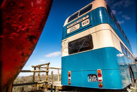 Μείνετε στο μεταποιημένο λεωφορείο Double Decker στην εξοχή της Ουαλίας