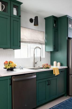 κουζίνα με πράσινα ντουλάπια νεροχύτη από τη Linda Hayslett