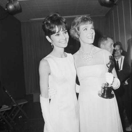 Audrey Hepburn και Julie Andrews με το Όσκαρ