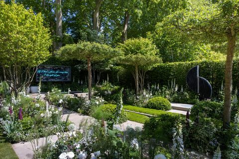 ο πολυετής κήπος «με αγάπη» που σχεδιάστηκε από τον richard miers με τη χορηγία του perennial – βοηθώντας ανθρώπους στον τομέα της κηπουρικής να επιδείξουν έκθεση λουλουδιών στον κήπο rhs chelsea 2022