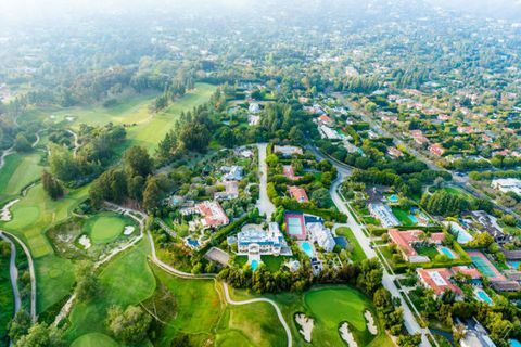 Αεροφωτογραφία της περιοχής Bel Air Los Angeles με αρχοντικά και γήπεδο γκολφ. Bel Air, Λος Άντζελες, Καλιφόρνια.