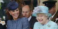 Η Βασίλισσα Ελισάβετ σπάζει τον βασιλικό φόρεμα για πρώτη φορά σε 43 χρόνια